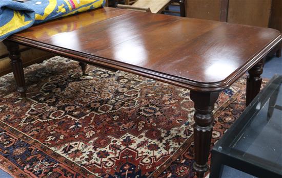 A Victorian style mahogany extending dining table extends to 212 x 112cm